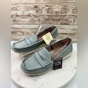 St. John's Bay Women’s Slip On Blue Denim Loafers Size 8 NWT MSRP $70 Got Mark